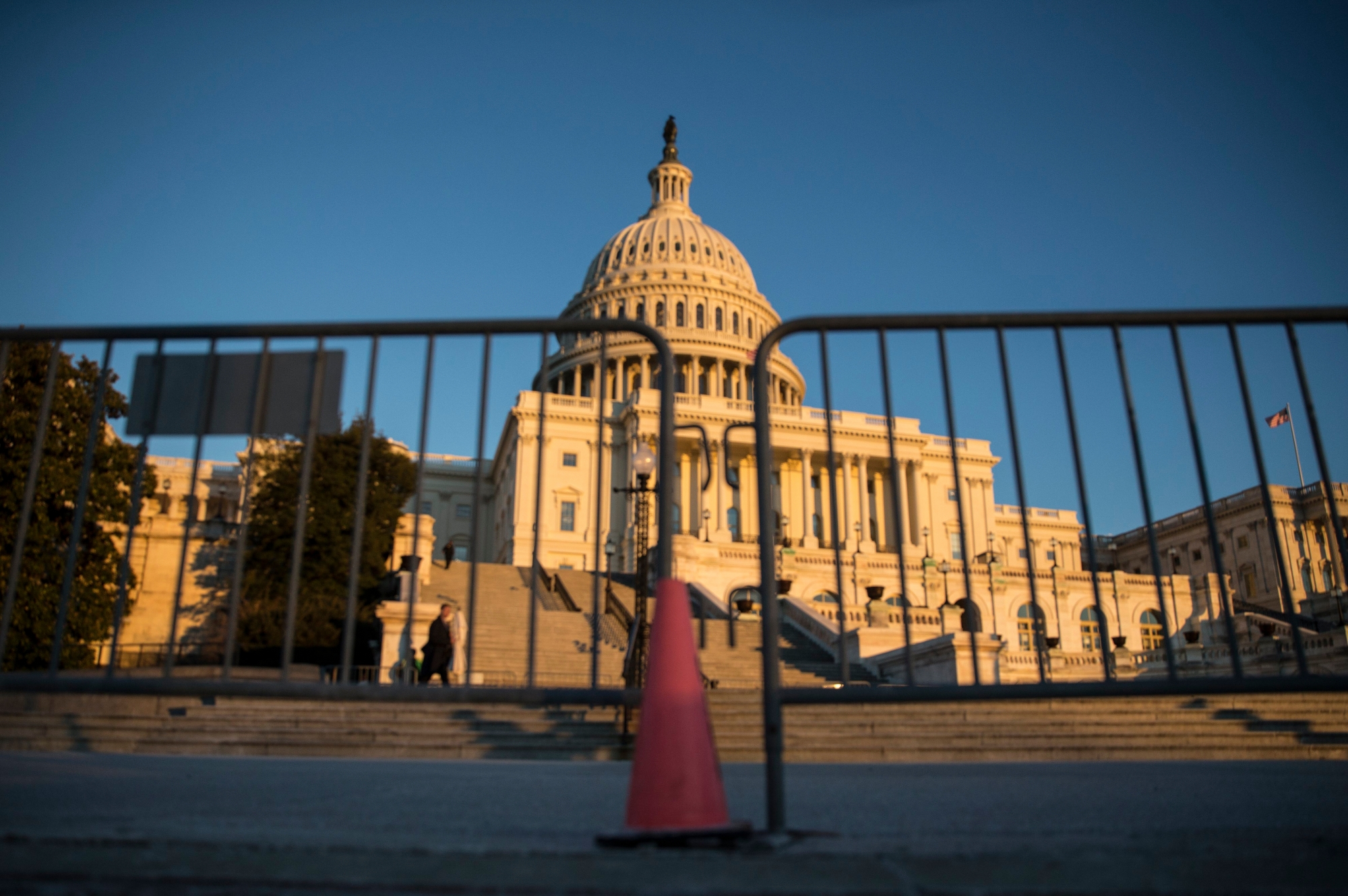 epa06455291 Sunset on the US Capitol in Washington, DC, USA, 19 January 2018. Negotiations continue in the Senate to avert a government shutdown.  EPA/SHAWN THEW USA SENATE SHUTDOWN