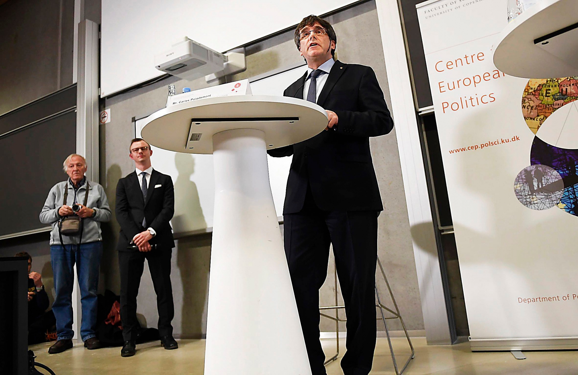 epa06465278 Former Catalan President Carles Puigdemont takes part in a debate at The Political Science Department at the University of Copenhagen in Copenhagen, Denamrk, 22 January 2018. Mr Puigdemont will discuss the current political situation in Catalonia and place the challenges that Catalonia faces in the European context. The Spanish state prosecutor office announced a day earlier that it will issue a European arrest warrent if the former Catalonian President left Beligum, which he is in exhile since the failed secession referendum for Catalonia in October 2017.  EPA/TARIQ MIKKEL KHAN  DENMARK OUT DENMARK CATALONIA PUIGDEMONT