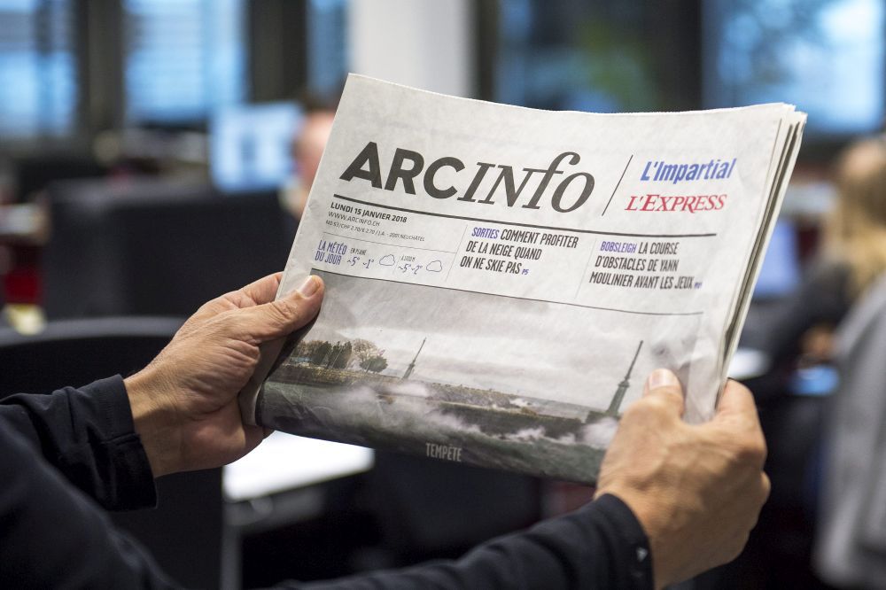 Photo du numéro 0 de la nouvelle edition du journal Arcinfo (L'Express et l'Impartial reunis), dans les nouveaux locaux d'Arcinfo. (Leo Duperrex)