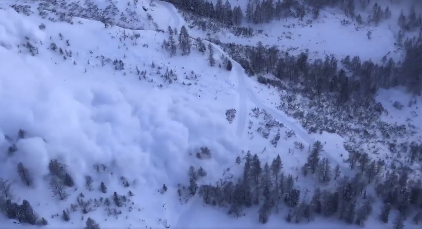 Déclenchement d'avalanche à Champex. 