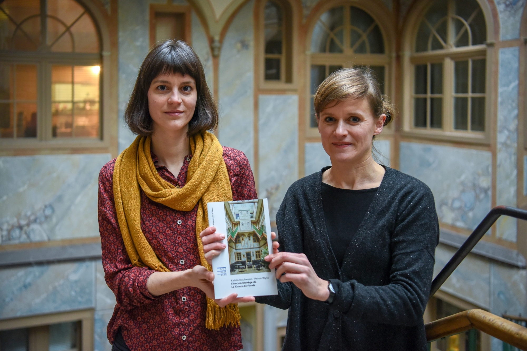 Helen Wyss et Katrin Kaufmann, les coauteures du guide sur l'Ancien Manège. Photo: Christian Galley