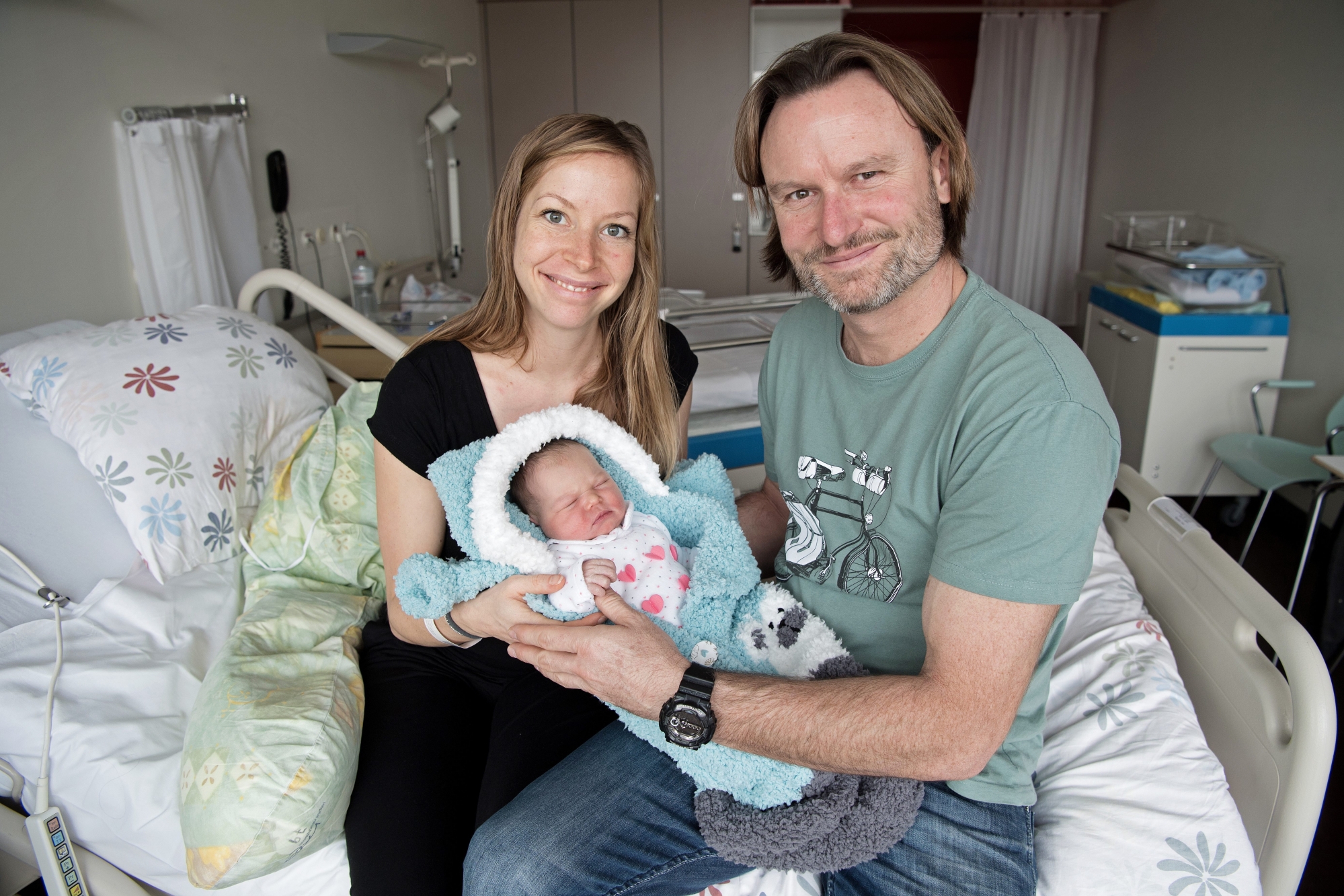 Eloïse Aubry et Yann Vuillemin, heureux parents de la petite Alice, née le 1er janvier à Neuchâtel.