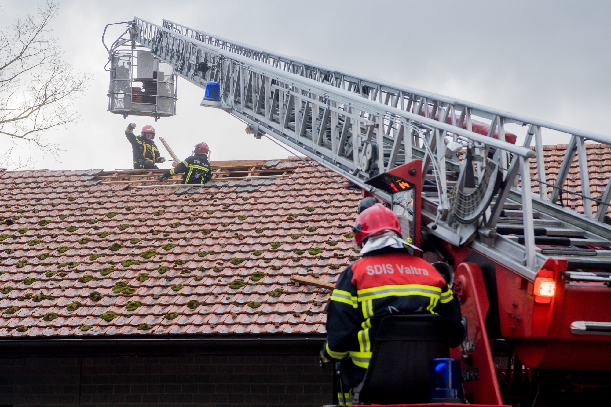 Les pompiers en train de stabiliser une toiture à Boveresse.