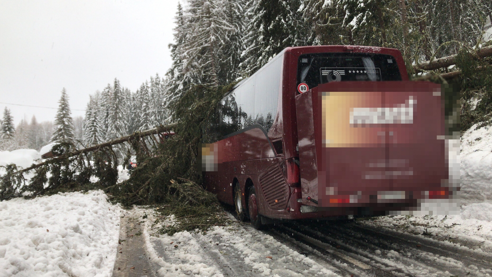 Le car a été fortement endommagé, mais personne n'a été blessé.