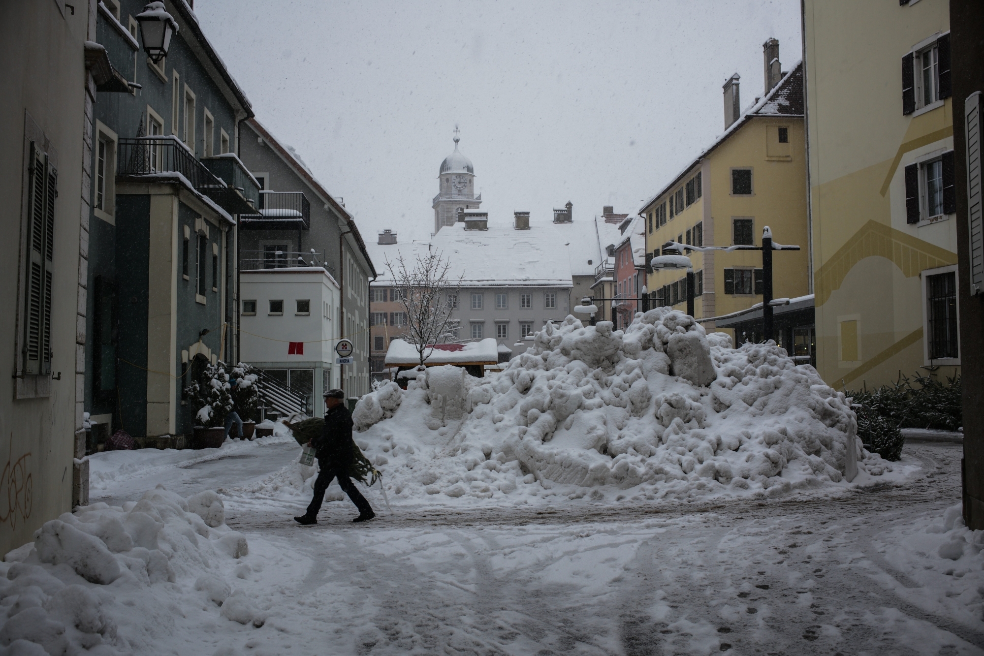 On n'a pas fini de voir la neige cet hiver à La Chaux-de-Fonds. Photo: Christian Galley