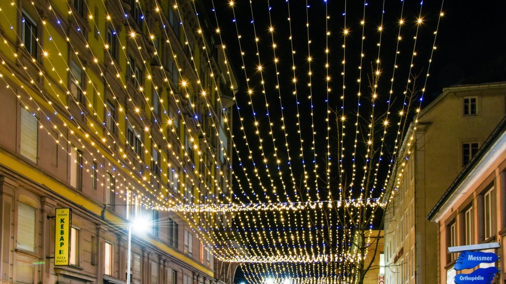 Alourdi par la neige, le plafond lumineux a dû être démonté cette nuit.