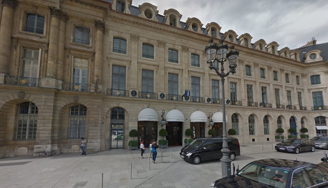 "De célèbres joailliers exposent leurs bijoux derrière des présentoirs dans le Ritz", a expliqué une source policière.