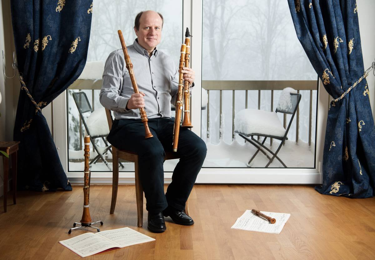 Pierre-André Taillard et ses instruments historiques dans sa maison des Cerisiers, à La Chaux-de-Fonds. 