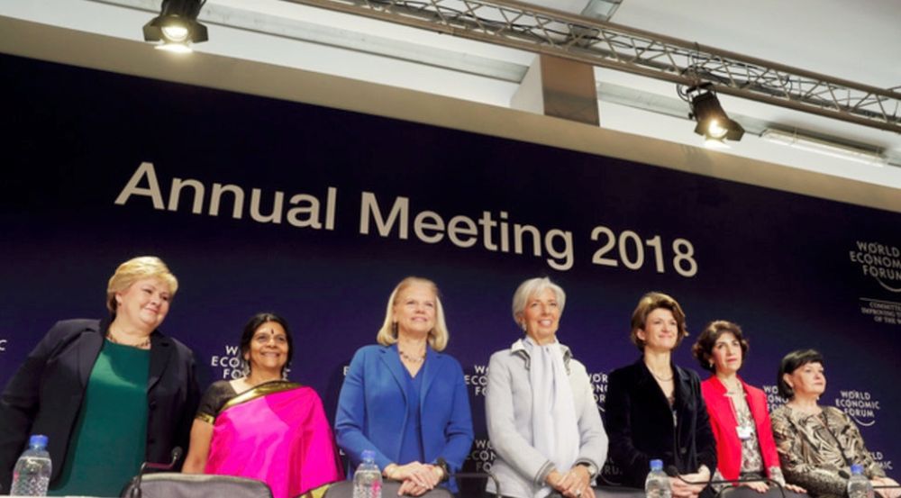 Les sept co-présidentes du WEF 2018, avec, de gauche à droite: Erna Solberg, Première ministre de Norvège, Chetna Sinha, présidente de la fondation Deshi, Ginni Rometty, PDG chez IBM, Christine Lagarde, directrice du FMI, Isabelle Kocher, CEO d'ENGIE, Fabiola Gianotti, directrice générale du CERN et Sharan Burrow, secrétaire générale de la Confédération Syndicale Internationale.