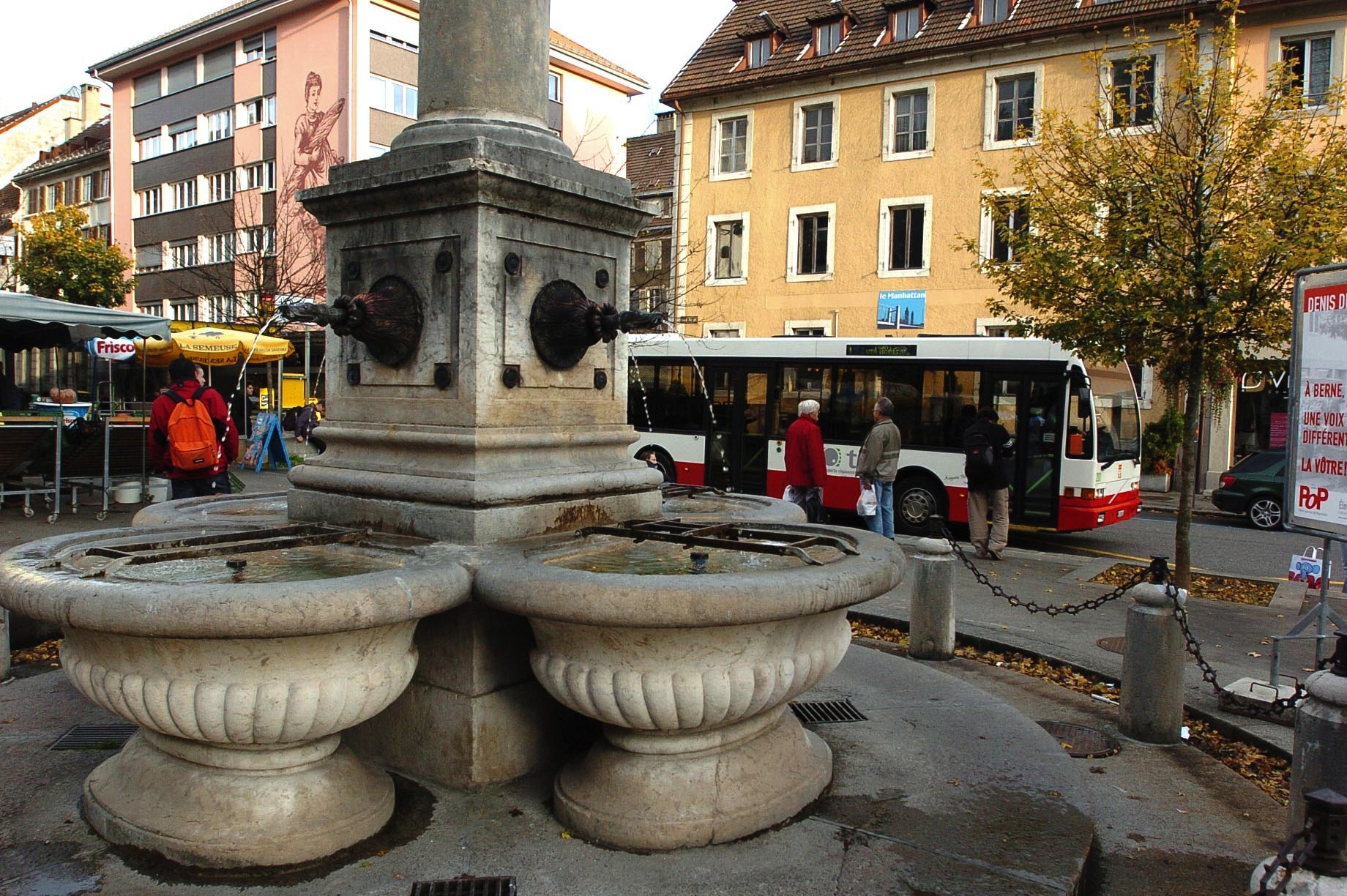 Le Pharaon est installé dans le bâtiment jaune au sud de la place du Marché.