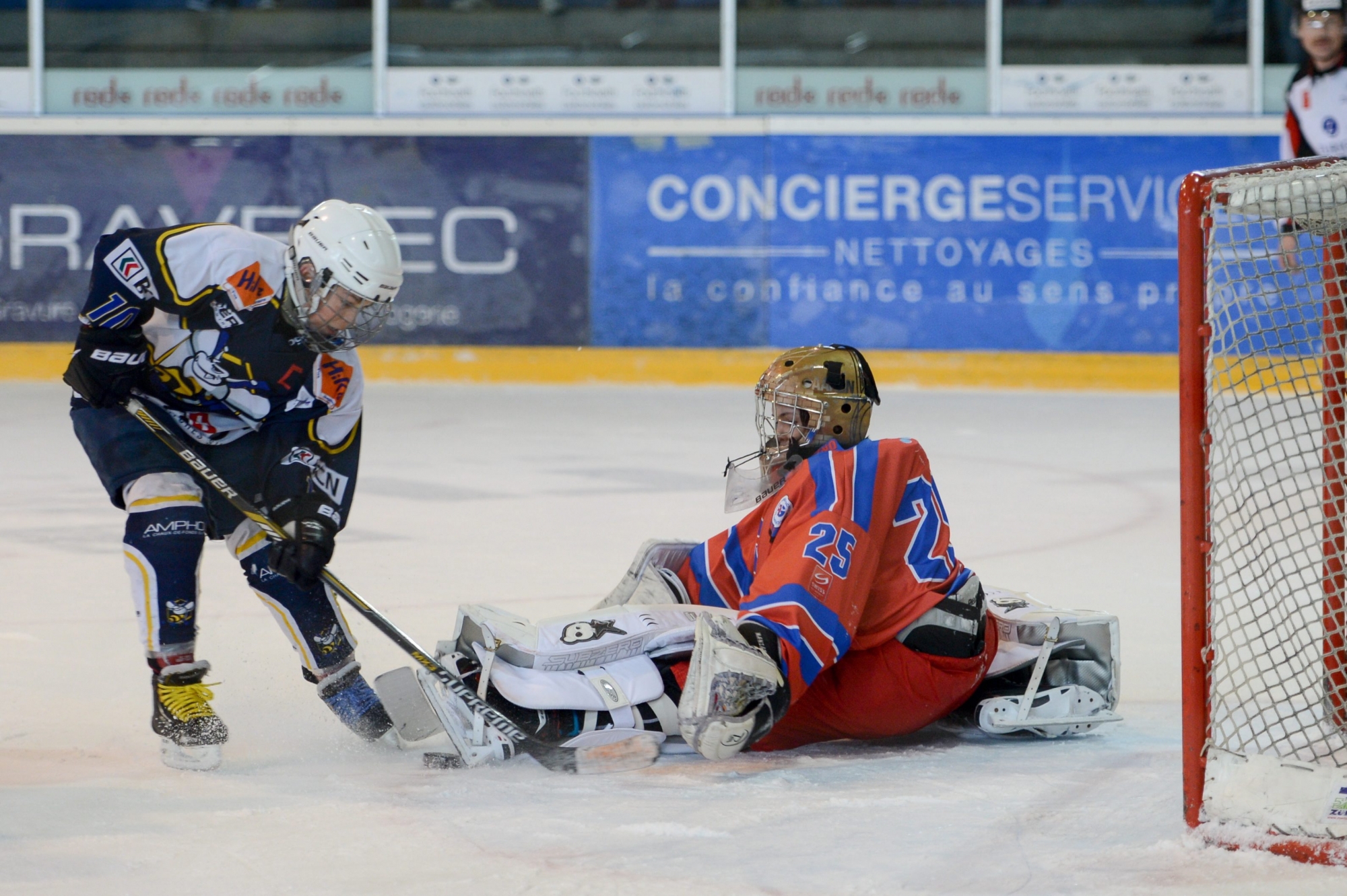 Arnaud Schnegg (en bleu) effectuera ses débuts en ligue nationale ce vendredi soir.