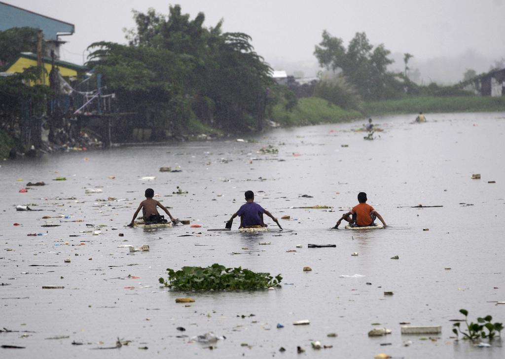 La tempête a frappé la côte est de l'île de Mindanao, tuant quatre personnes.