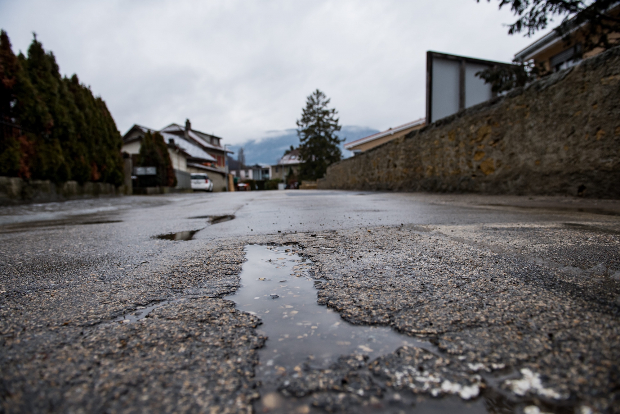 Bien abîmée, la rue Felix-Bovet, à Areuse, fait partie des routes qui vont être réparées en priorité.