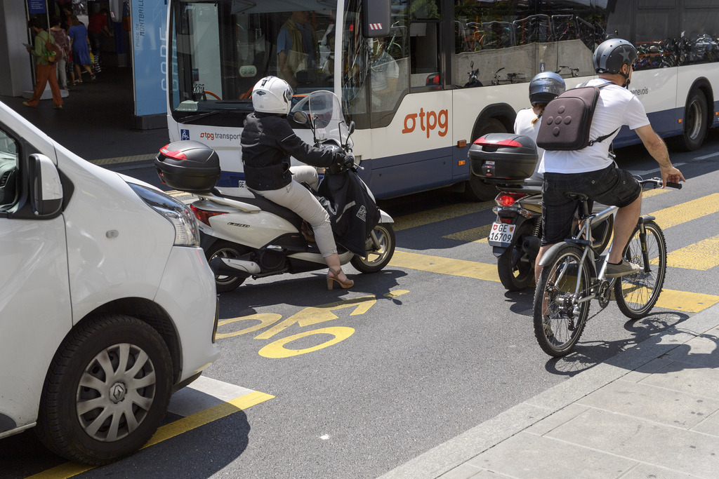 La Suisse ne devrait pas imposer une distance minimale aux automobilistes pour dépasser un vélo.