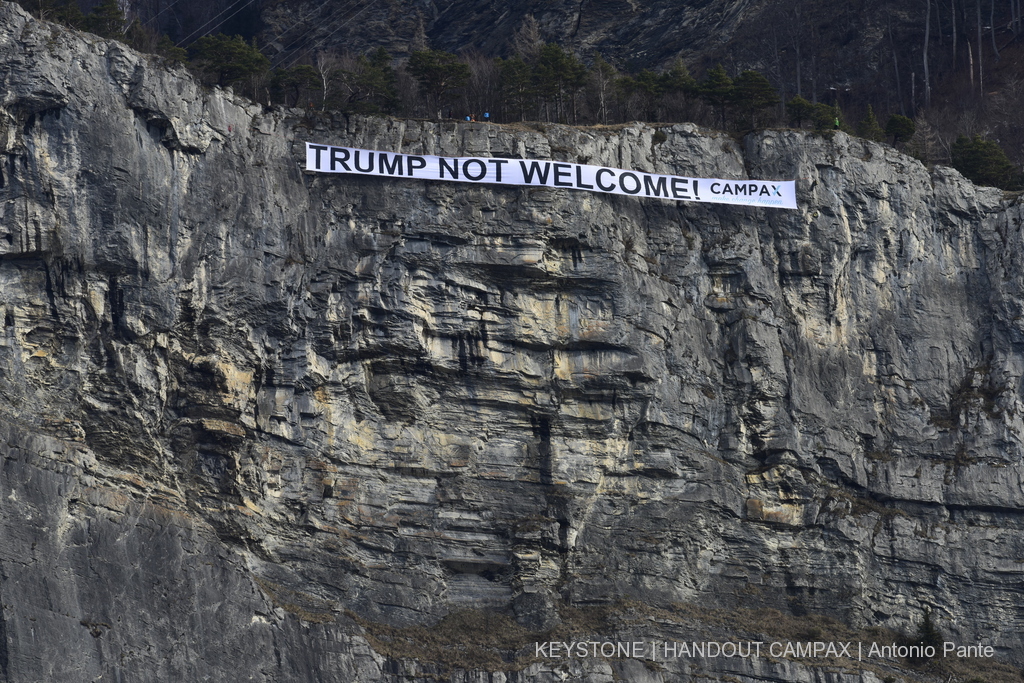 La bannière géante a été déployée par 7 grimpeurs sur une falaise de Sargans, dans le canton de St-Gall.