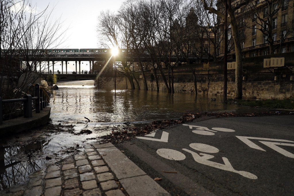 Après un mois de pluies exceptionnelles, la Seine atteignait 5,70 mètres samedi à 09h00, soit plus de quatre mètres au-dessus de son niveau en temps normal.