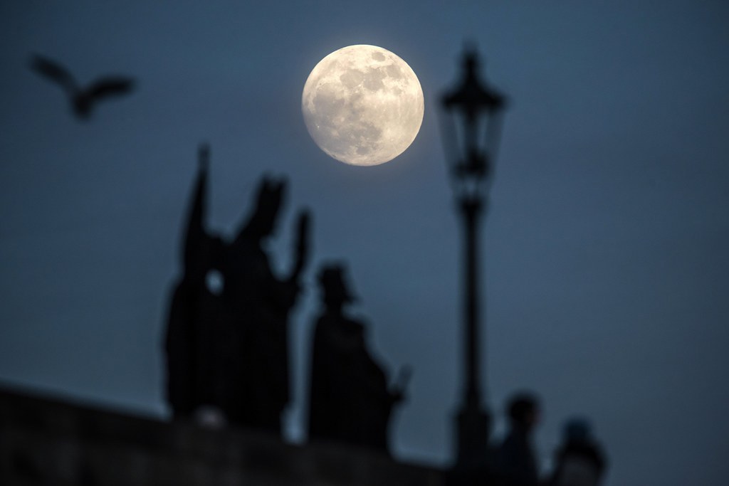 La Lune va attirer les regards plus que d'ordinaire, comme ici, au-dessus du Pont Charles de Prague, en République tchèque.