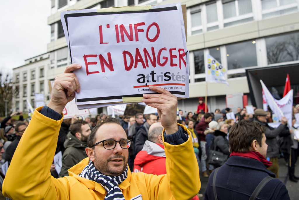 Le personnel de l'Agence télégraphique suisse (ATS-SDA) a manifesté devant la maison de la Radio RTS à Lausanne. La rédaction a été rejointe par d'autres journalistes.