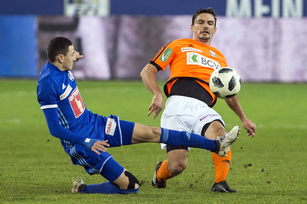 Le 2-0 est venu d'une frappe déviée par Alain Rochat (en orange).