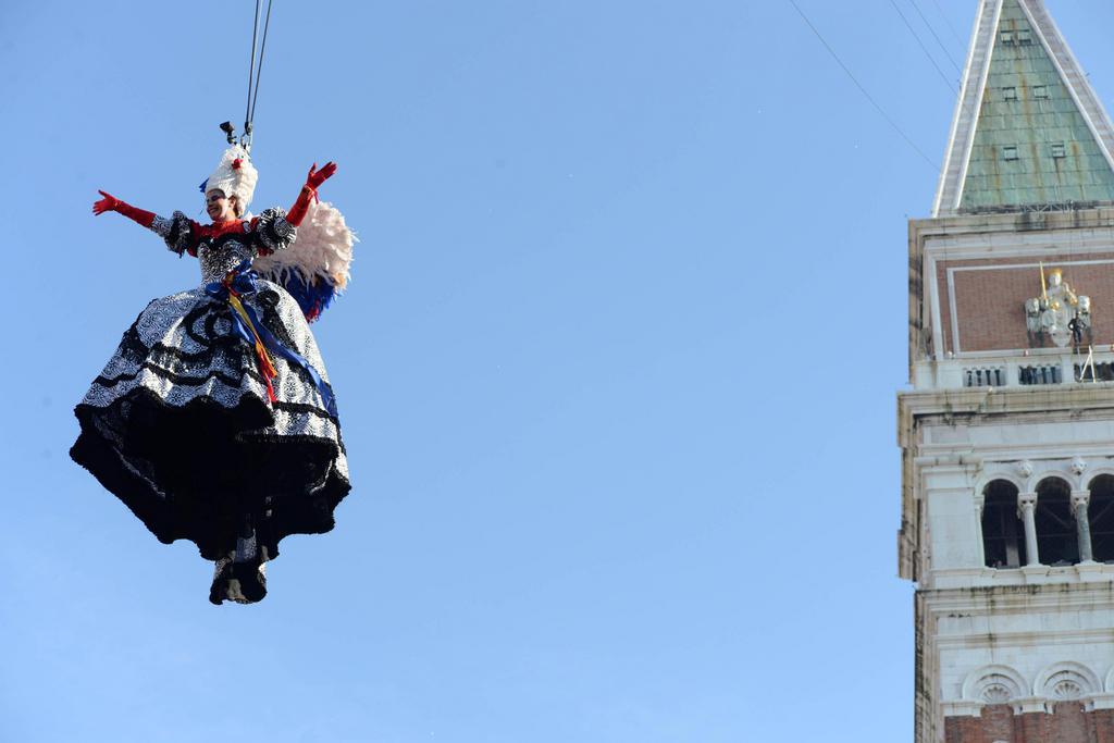 La tradition veut que la gagnante de la fête des Maries de l'édition précédente se lance du haut du campanile de Saint-Marc pour rejoindre le centre de la place.