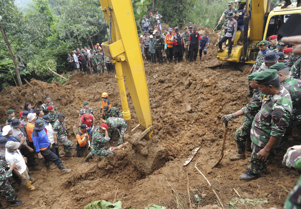 Des centaines de secouristes parmi lesquels des militaires, policiers et habitants remuent la terre et les débris pour tenter de retrouver deux autres personnes ensevelies.