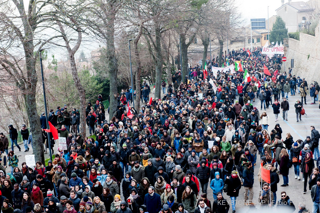 De nombreux manifestants d'origine africaine ont défilé, des migrants réclamant une régularisation mais aussi des personnes installées en Italie depuis des années et dénonçant un racisme diffus.