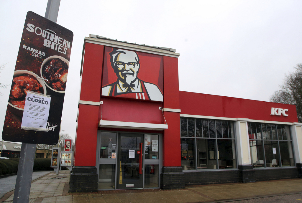 Environ la moitié des 900 restaurants Kentucky Fried Chicken (KFC) britanniques étaient toujours fermés mardi soir, contre plus des deux tiers lundi.