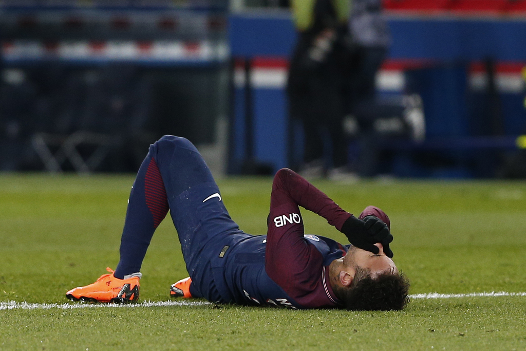 Sorti sur une civière contre Marseille, Neymar souffre d'une entorse de la cheville droite et d'une fissure d'un os du pied.