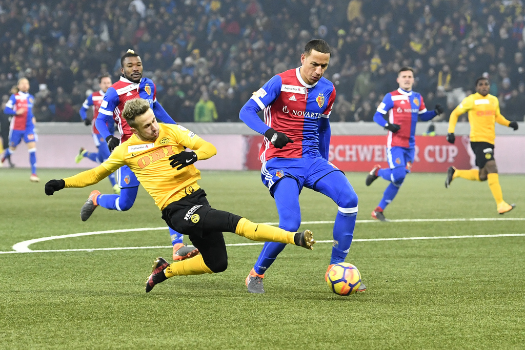 YBs Miralem Sulejmani, links, kaempft um dem Ball gegen Basels Leo Lacroix, im Schweizer Fussball Cup Halbfinalspiel zwischen dem BSC Young Boys Bern und dem FC Basel, am Dienstag, 27. Februar 2018 im Stade de Suisse in Bern. (KEYSTONE/Peter Schneider)