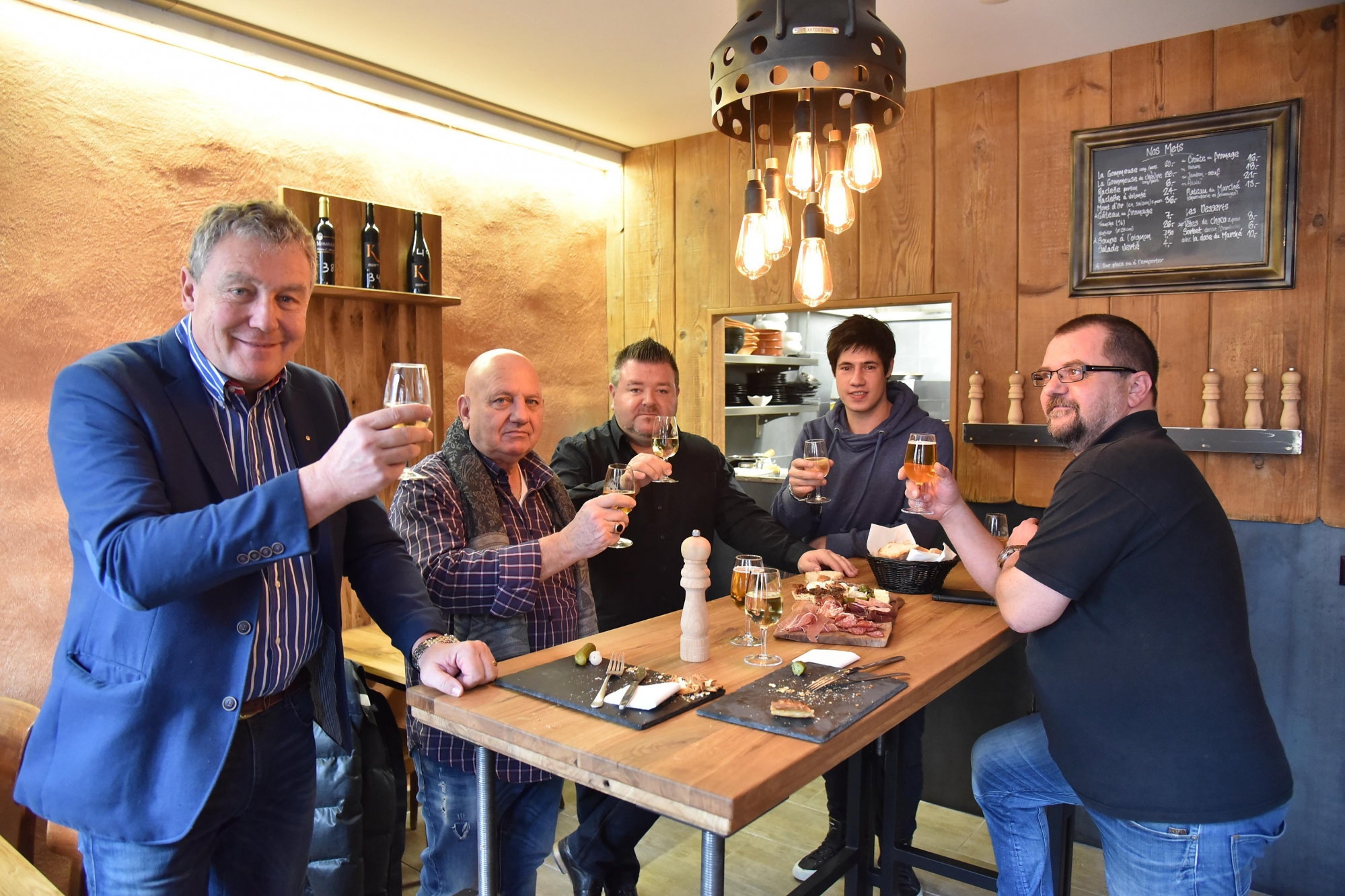 Nouveau local du cafe du Marche dedie au fromage sous toutes ses formes La Gommeuse au centre le jeune gerant Jonas Martin
La Chaux de Fonds 10 janvier 2018
Photo R Leuenberger