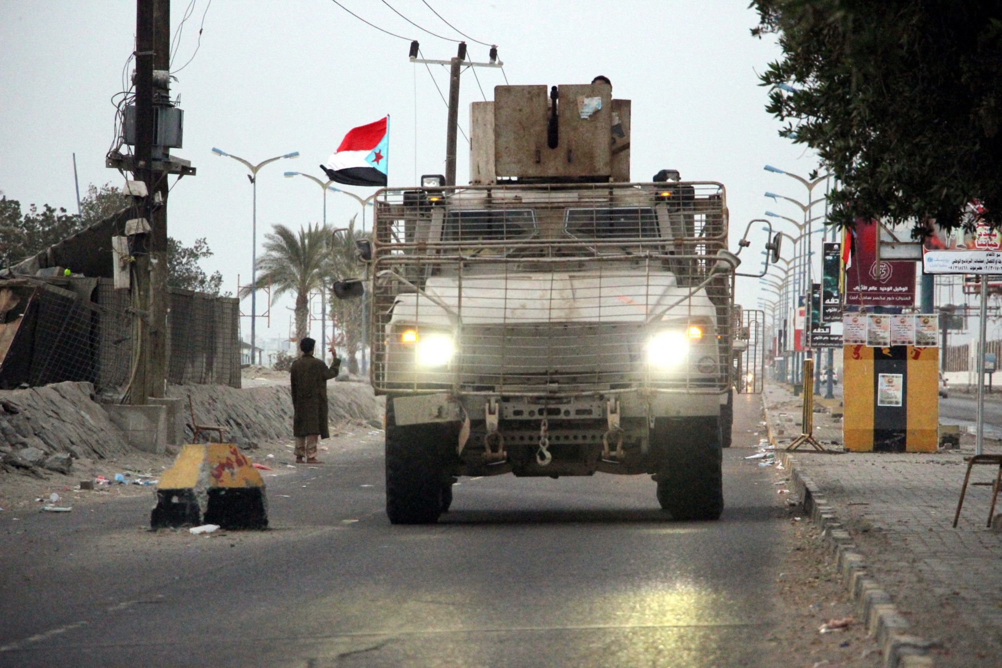 epa06481827 Forces of the separatist Southern Movement patrol a street following clashes in the southern port city of Aden, Yemen, 28 January 2018. According to reports, southern separatists in Yemen have seized government buildings in the city of Aden in clashes with forces of Yemeni President Abdo Rabbo Mansour Mansour Hadi.  EPA/STR YEMEN CONFLICT ADEN CLASHES