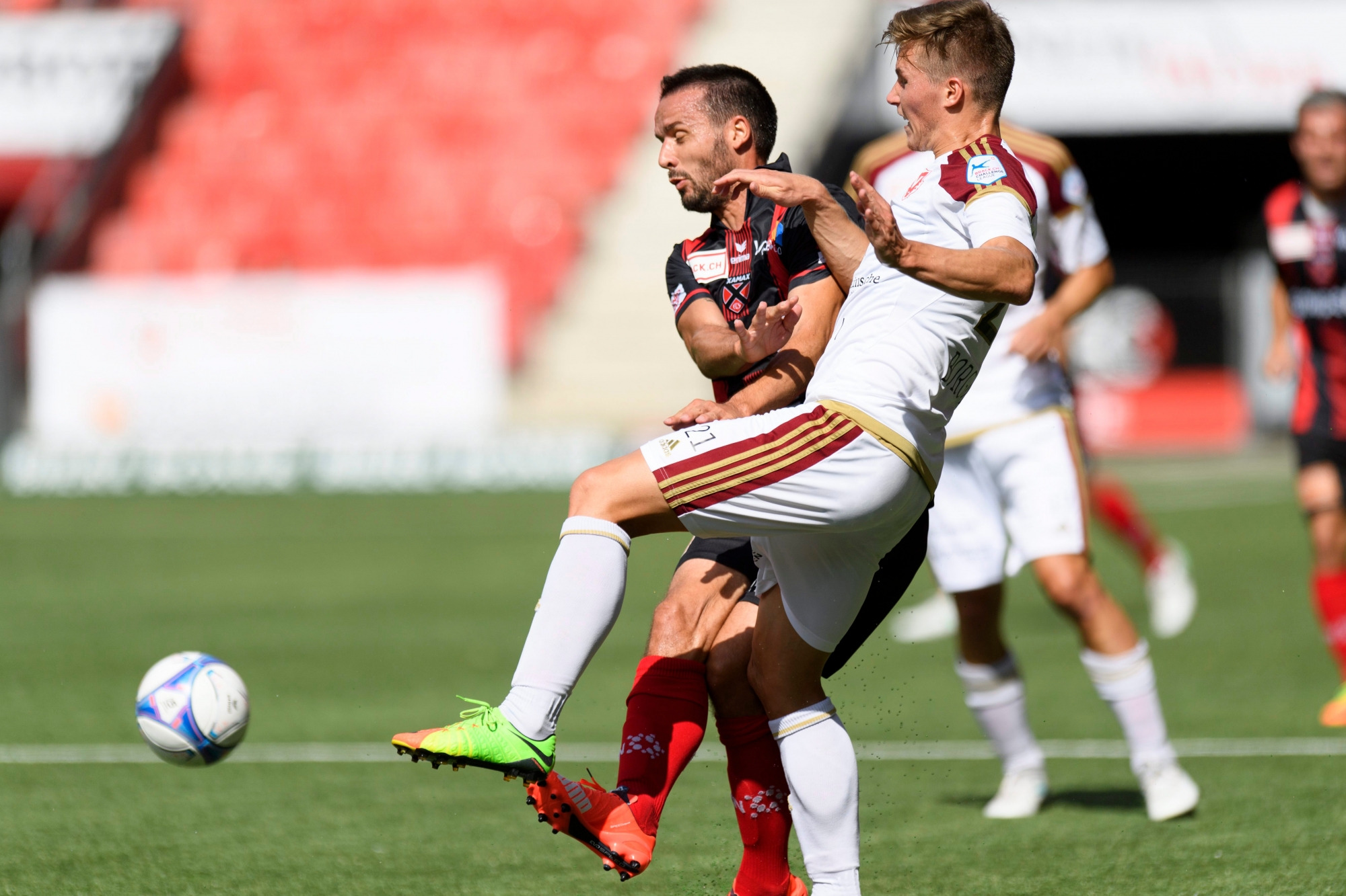 Le joueur neuchatelois Raphael Nuzzolo, gauche, lutte pour le ballon avec le joueur de Vaduz Axel Borgmann, droite, lors de la rencontre de football de Challenge League entre le Neuchatel Xamax FCS et FC Vaduz ce dimanche 6 aout 2017 au stade de la Maladiere a Neuchatel. (KEYSTONE/Laurent Gillieron) SCHWEIZ FUSSBALL XAMAX FC VADUZ