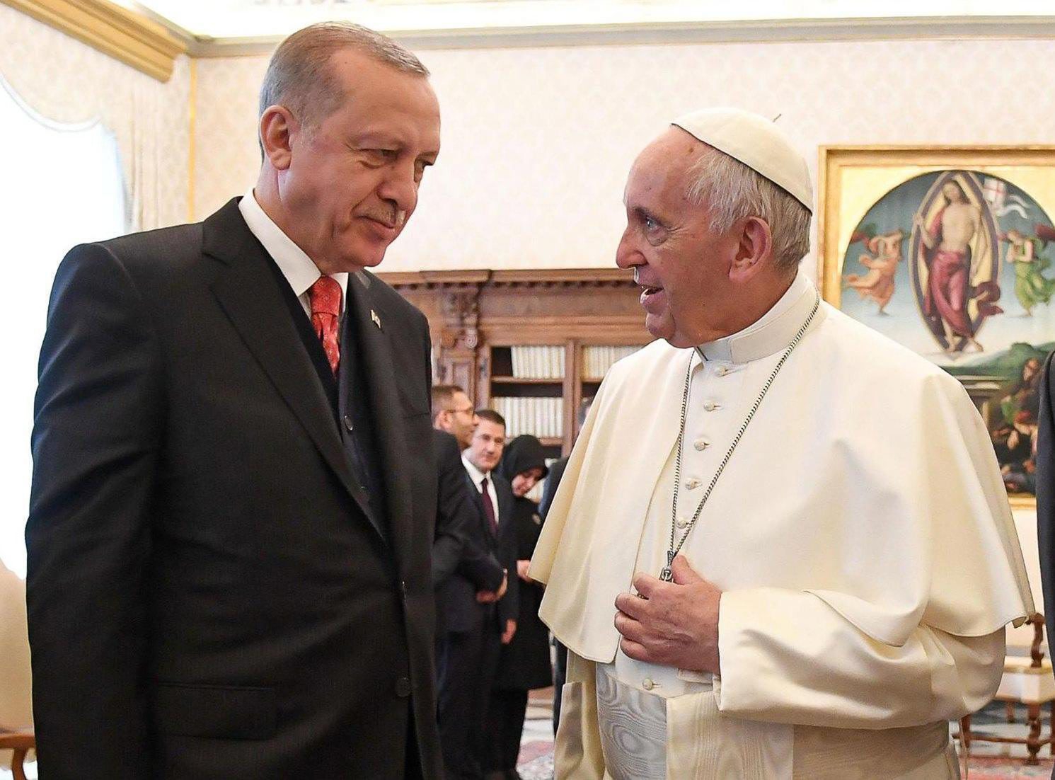 Turkish President Recep Tayyip Erdogan, left, meets with Pope Francis at the Vatican, Monday, Feb. 5, 2018. Erdogan is the first Turkish president to visit the Vatican in nearly six decades. Francis met with him during his 2014 trip to Istanbul. (Alessandro Di Meo/Pool photo via AP) APTOPIX Vatican Erdogan