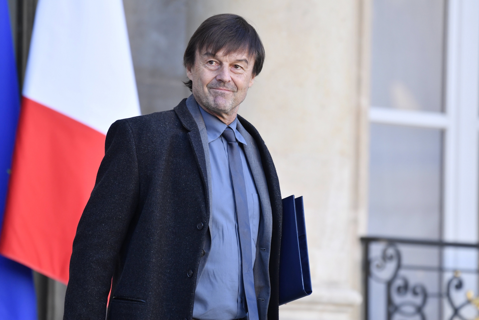 epa06343991 French Ecology minister Nicolas Hulot leaves the Elysee palace after the weekly cabinet meeting in Paris, France, 22 November 2017.  EPA/JULIEN DE ROSA FRANCE CABINET MEETING