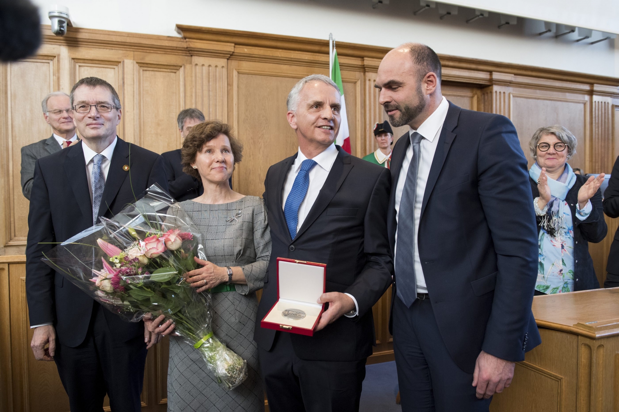 Accompagné de son épouse Friedrun Sabine, Didier Burkhalter a reçu sa médaille des mains de Laurent Favre, président du Conseil d'Etat (à droite), et de Jean-Paul Wettstein, président du Grand Conseil (à gauche).