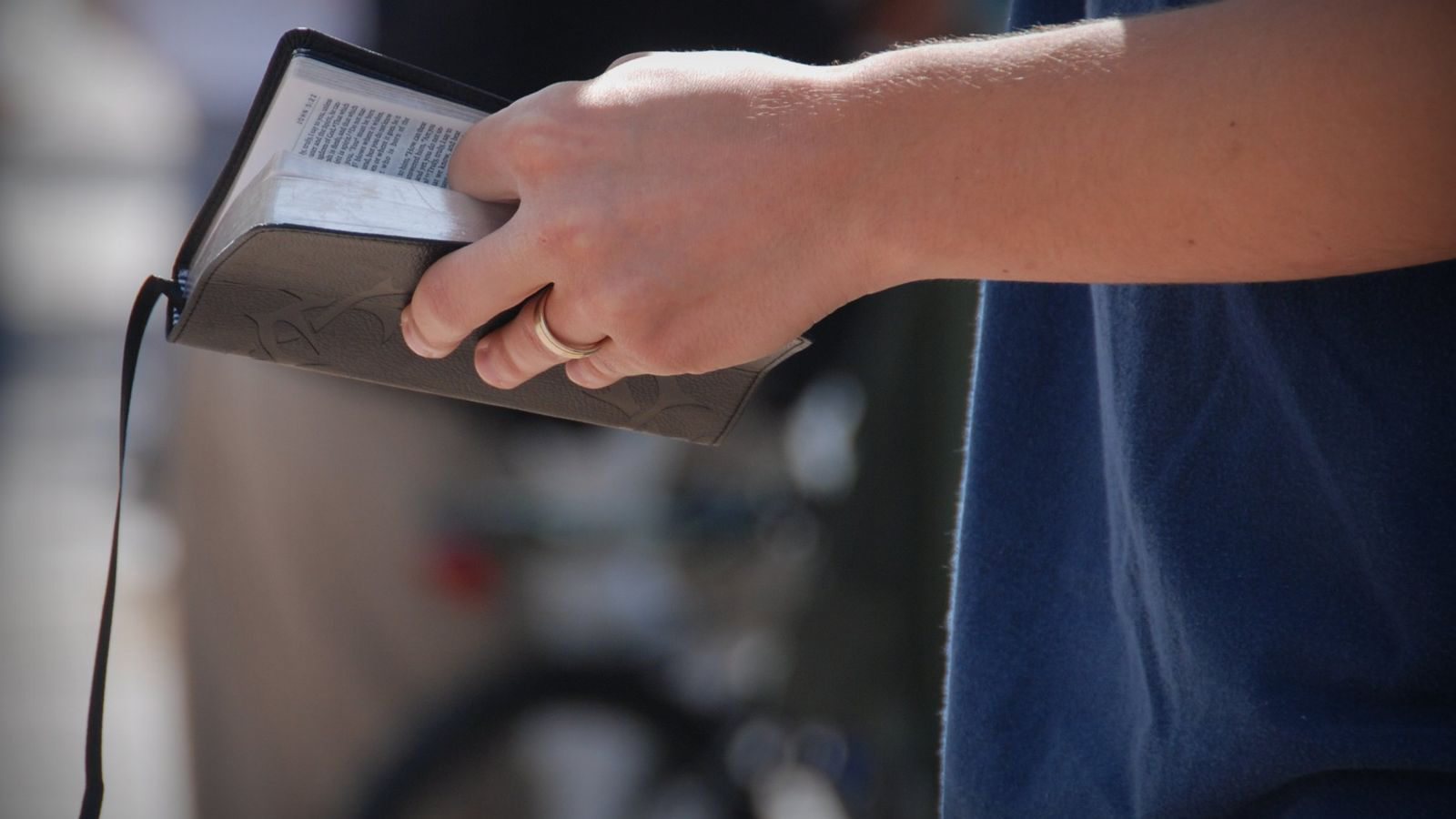 L'Association internationale des Gédéons distribue gratuitement des bibles dans le canton de Neuchâtel depuis 37 ans.