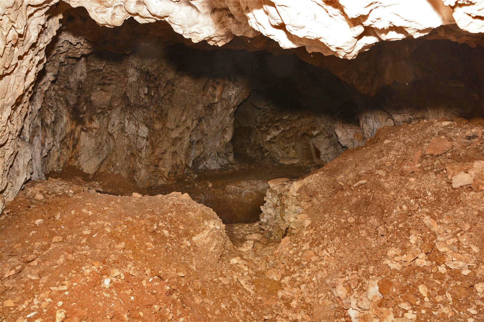 Le grotte des Plaints a été la cible de fouilles illégales en juillet 2017.