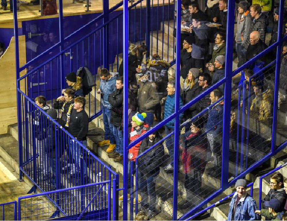 Une des barrières de séparation du secteur réservé aux fans visiteurs des Mélèzes menaçait de se casser.