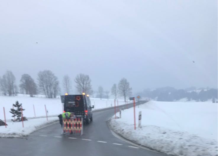 La route a été fermée dans les deux sens pour les besoins du constat.