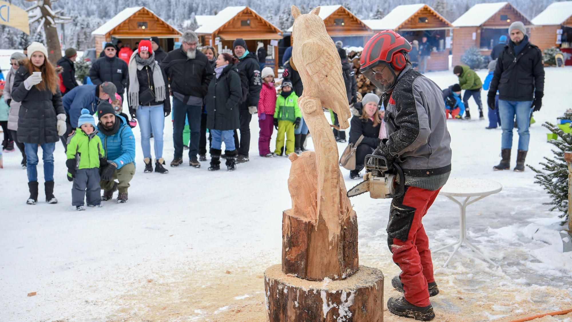 Eric Bindith dans ses oeuvres à la Fête du froid. Photo: Christian Galley