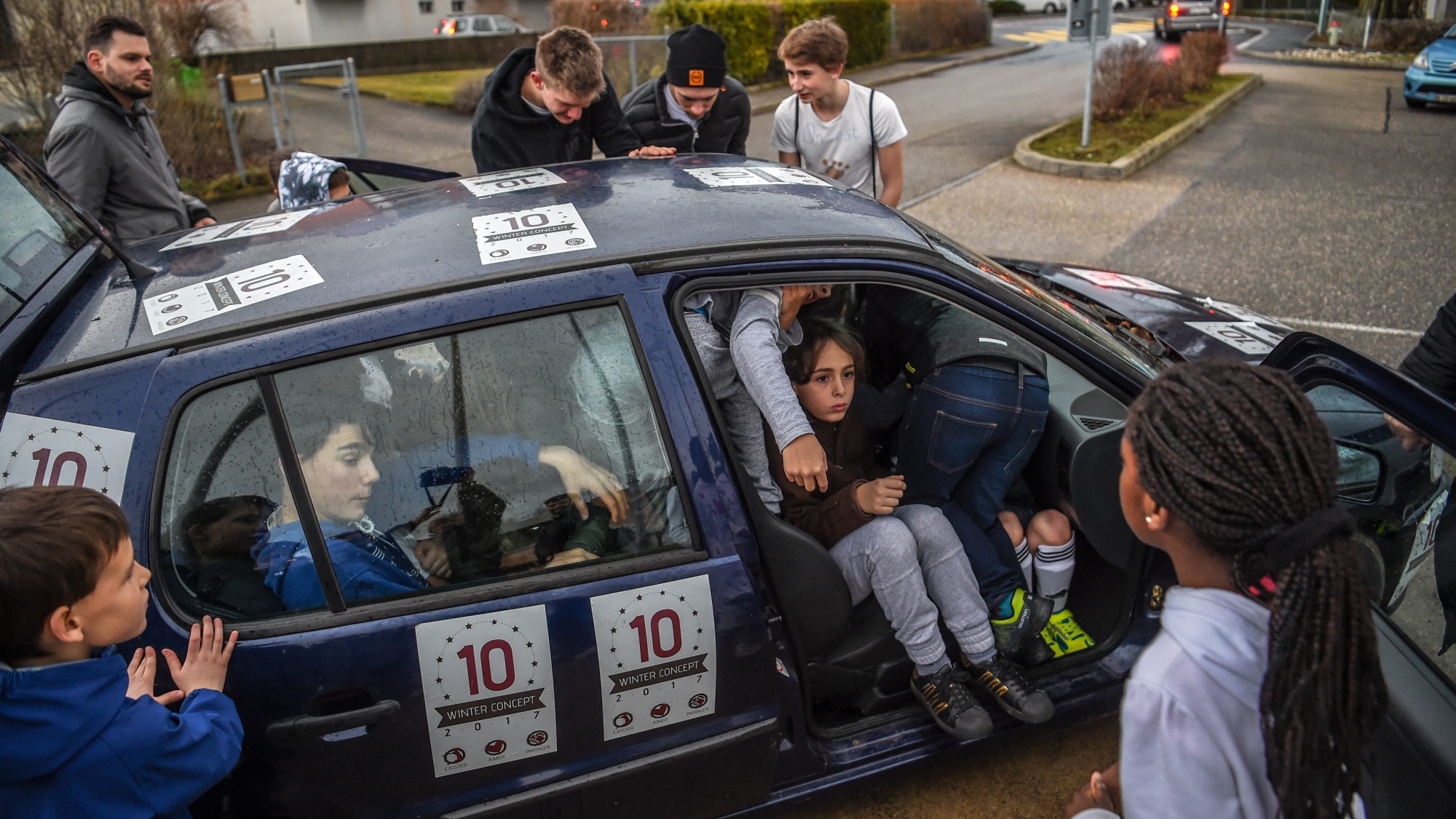 Trente enfants à l'intérieur de la Polo, c'est le record du monde inofficiel