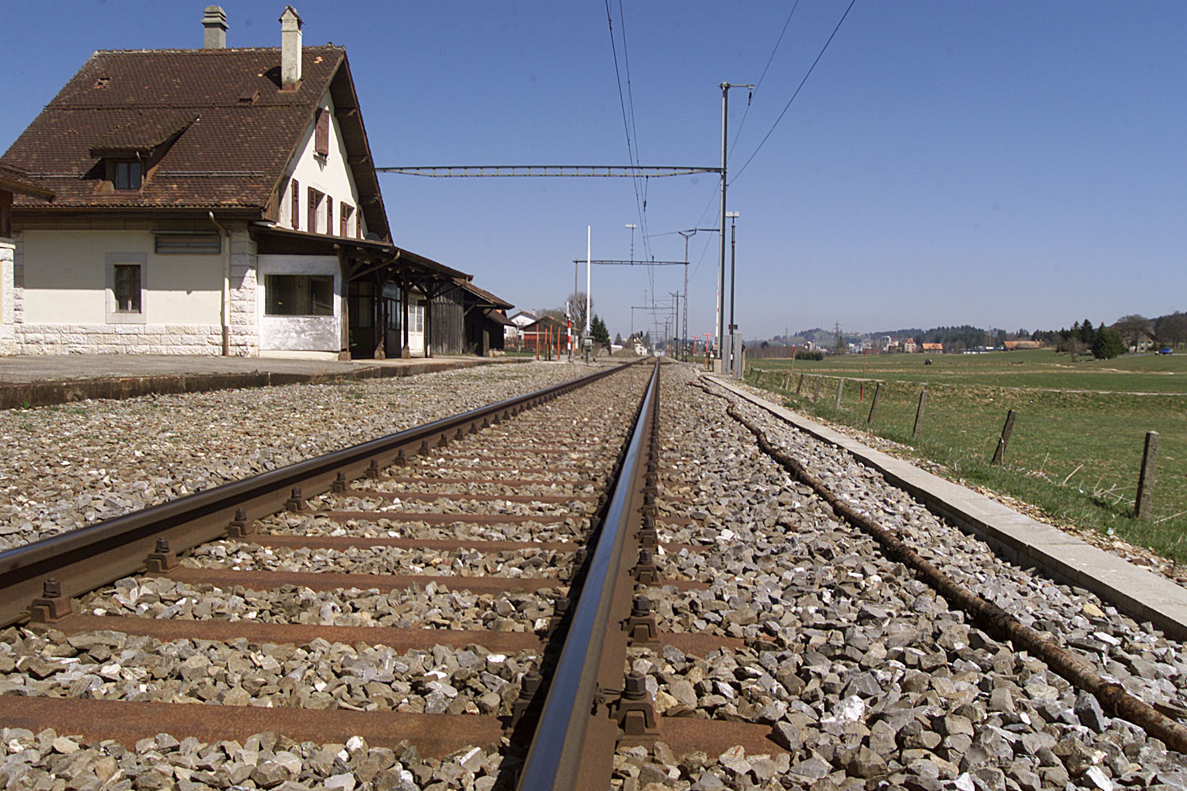 En 2003, le futur tracé de la H20 n’est pas envore visible au sud de la gare du Crêt-du-Locle. Il sera inauguré en 2007.