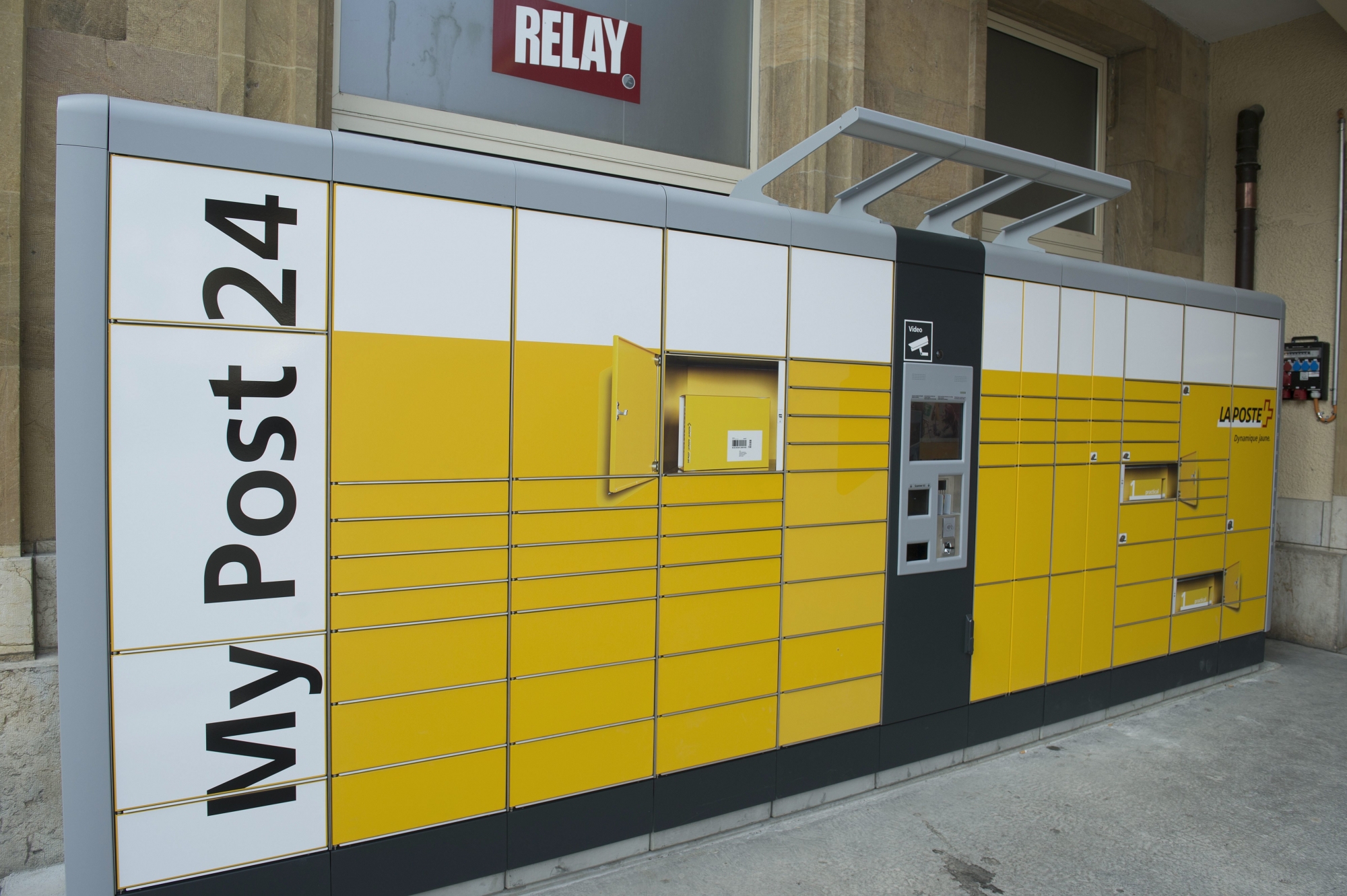 Le "My Post 24" de la gare de Neuchâtel. Photo: David Marchon