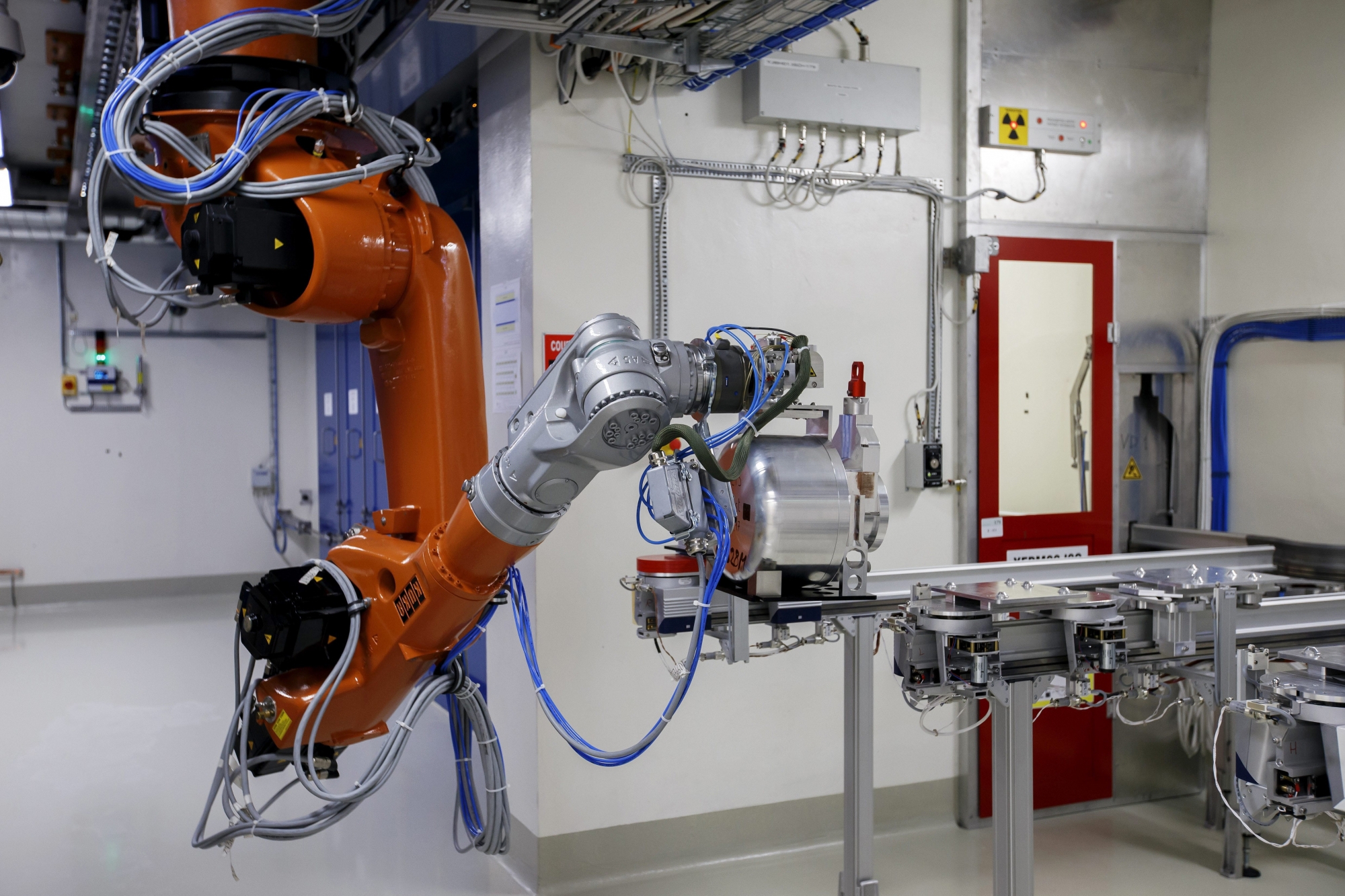 Dans l'industrie, la robotisation entraîne la disparition de certains emplois.