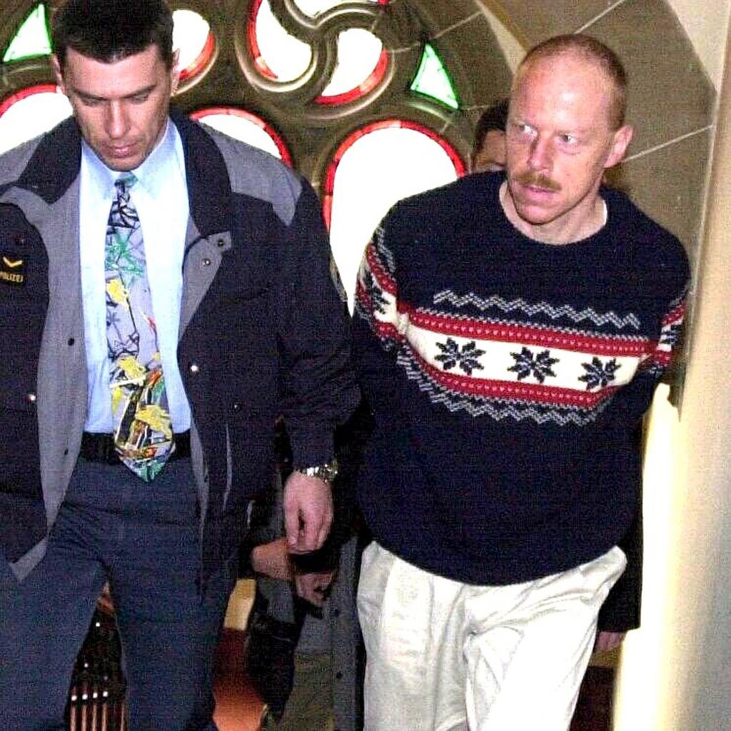 Hugo Portmann (à droite) à son arrivée au tribunal de district de Münchwilen (TG), en mars 2001. Il y sera condamné à 9 ans ferme pour le braquage d'une banque à Horn en mars 1999.
