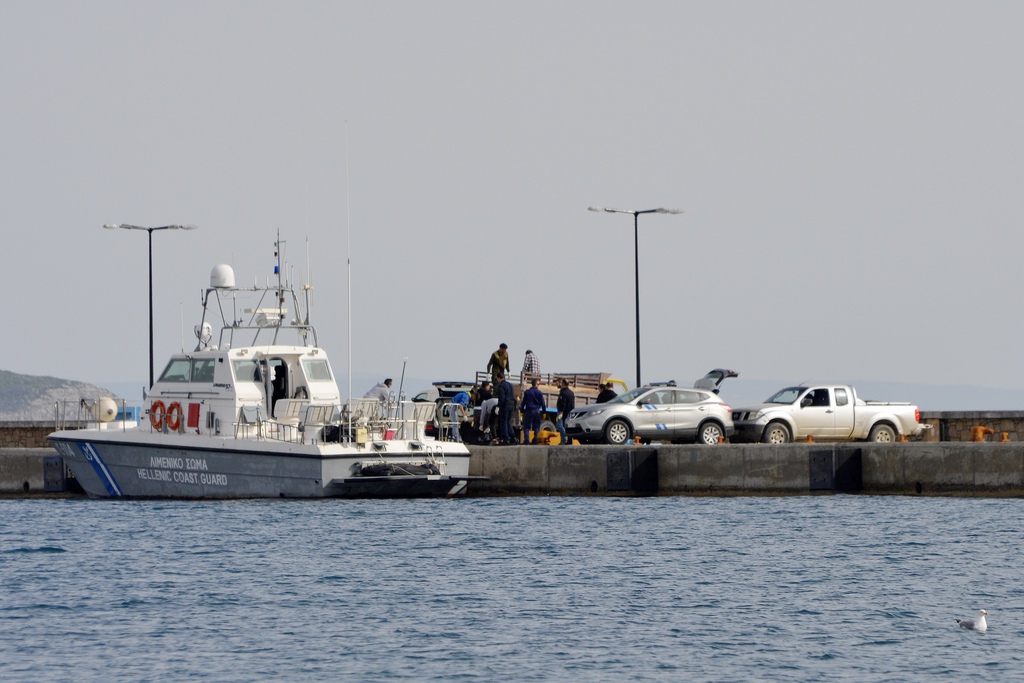 Un navire de la Garde côtière arrive avec les corps des migrants au port de Pythagorio sur l'île grecque de Samos.