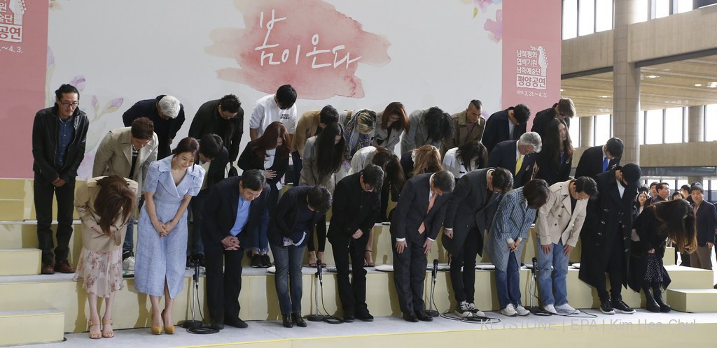Cent-vingt Sud-Coréens, y compris des stars de la K-pop, des danseurs et des techniciens sont arrivés samedi à Pyongyang. 