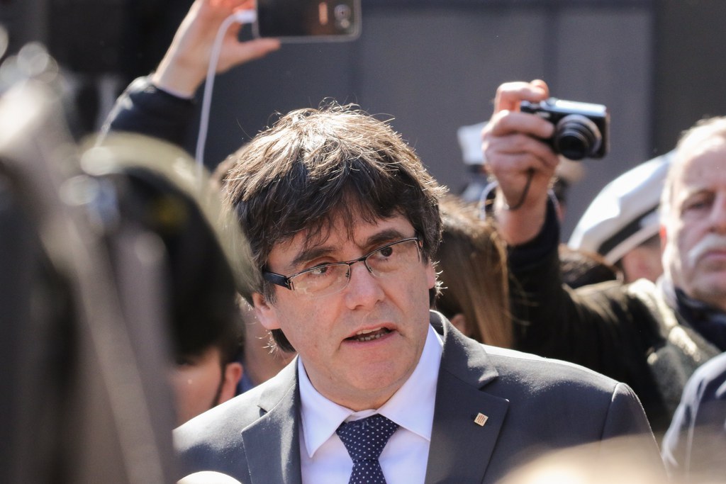 Le leader indépendantiste catalan Carles Puigdemont va être remis à Madrid.