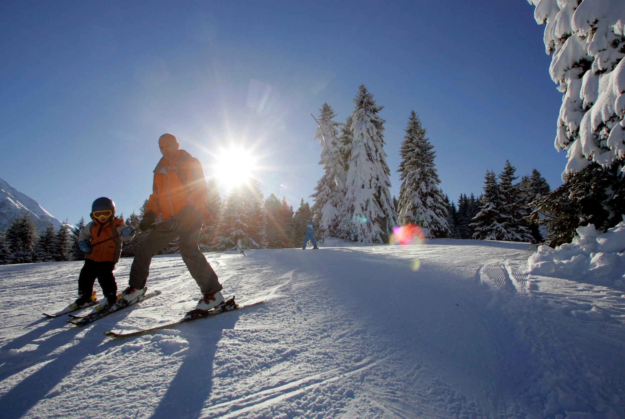 Ski dans les stations d'hiver

Young skiers and snowboarders enjoy the beautiful weather on the season's opening at Lenzerheide, Switzerland, Sunday, November 27, 2005. (KEYSTONE/Arno Balzarini)
 ALPES