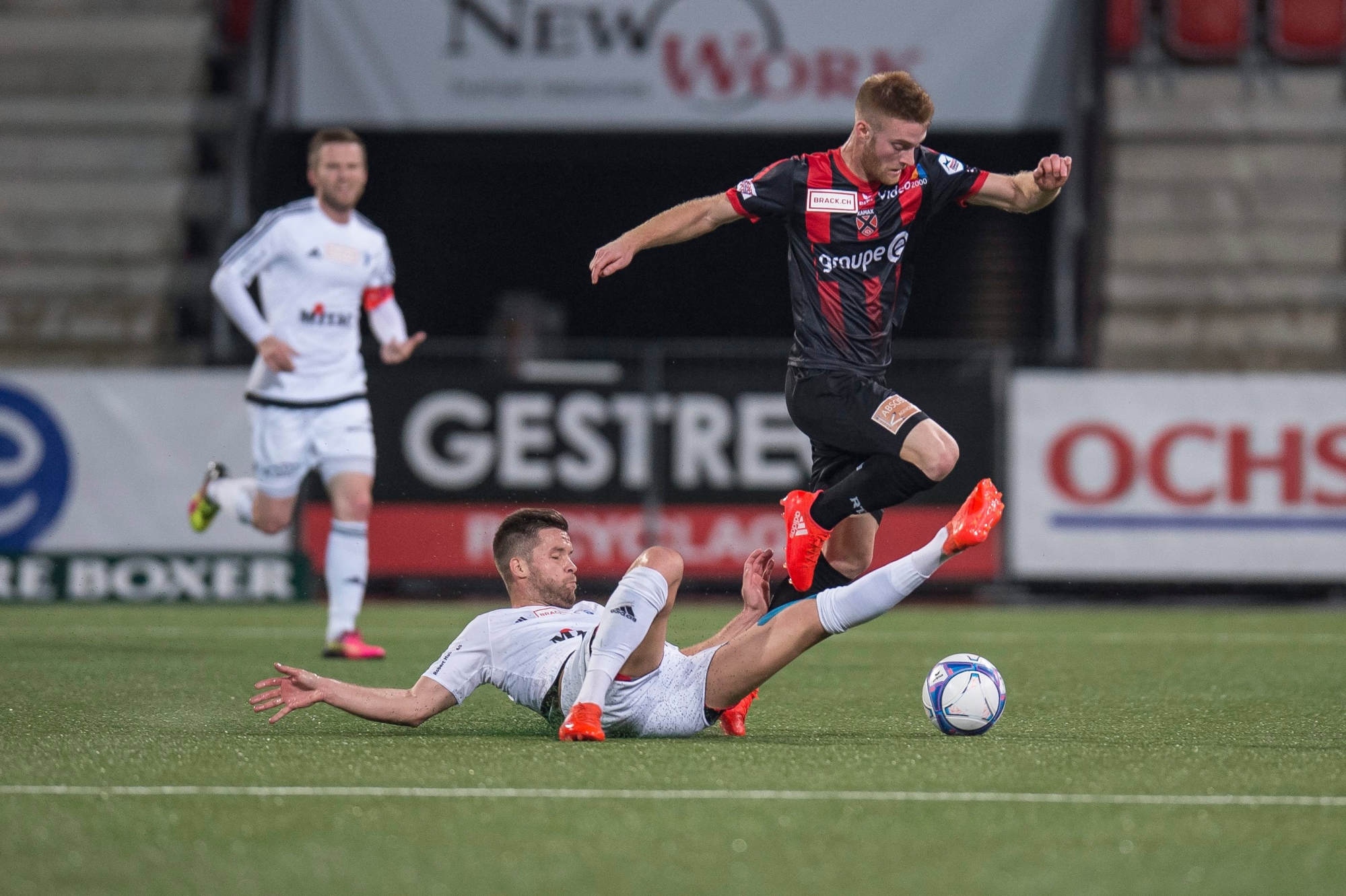 Football : Neuchatel  Xamax FCS - FC Wohlen 
En blanc Marko Bicvic (17) et en rouge Thibault Corbaz (7)

Neuchatel, le 16.10.2016
Photo : Lucas Vuitel FOOTBALL